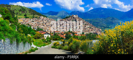 Beeindruckende Morano Calabro Dorf, mit Blick auf die Häuser und Berge, Kalabrien, Italien. Stockfoto