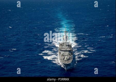 160728-N-SI 773-2475 PAZIFISCHER OZEAN (28. Juli 2016) der Royal Australian Navy Anzac-Klasse Fregatte HMAS Warramunga (FFH 152) dämpft in enger Formation als eine der 40 Schiffe und u-Boote, die 13 internationale Partner Nationen während der Pacific Rim 2016. 26 Nationen, mehr als 40 Schiffe und u-Boote, mehr als 200 Flugzeugen und 25.000 Angestellte beteiligen sich an Rimpac vom 30. Juni bis 4. August, in und um die hawaiischen Inseln und Südkalifornien. Die weltweit größte internationale maritime Übung RIMPAC bietet eine einzigartige Ausbildung Gelegenheit, die hilft, den Teilnehmern einen fördern Stockfoto