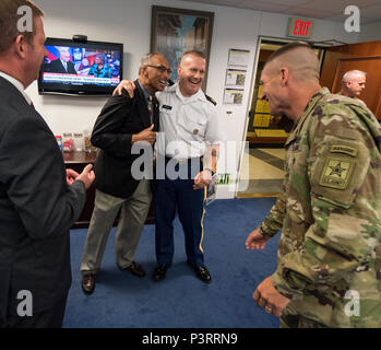 Ehemalige Sgt. Maj. der Armee, pensionierter Command Sgt. Maj. Kenneth Preston, pensionierter US Army Command Sgt. Maj. Don Thomas, U.S. Army Command Sgt. Maj. John W. Troxell, Senior Soldaten Berater des Vorsitzenden des Generalstabs und Sgt. Maj. der Armee Daniel A. Dailey teilen sich ein Lachen nach der Vorstellung des jährlichen Gemeinsamen Service E9-Turnier Trophäe an die Armee im Pentagon, 27. Juli 2016. Das Turnier ist ein freundliches inter-service Wettbewerb zwischen den Büros, die von der älteren eingetragenen Berater der einzelnen Branchen. (DoD Foto von U.S. Army Sgt. James K. McCann/Freigegeben) Stockfoto