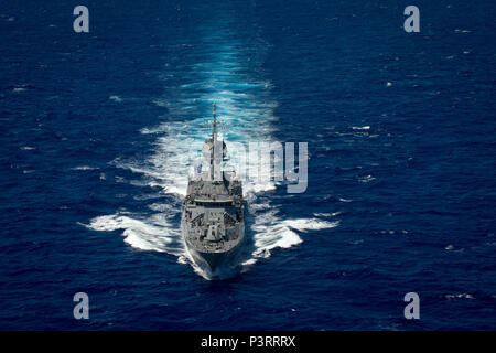 160728-N-SI 773-2707 PAZIFISCHER OZEAN (28. Juli 2016) der Royal Australian Navy HMAS Anzac-Klasse Fregatte Ballarat (FFH 155) dämpft in enger Formation als eine der 40 Schiffe und u-Boote, die 13 internationale Partner Nationen während der Pacific Rim 2016. 26 Nationen, mehr als 40 Schiffe und u-Boote, mehr als 200 Flugzeugen und 25.000 Angestellte beteiligen sich an Rimpac vom 30. Juni bis 4. August, in und um die hawaiischen Inseln und Südkalifornien. Die weltweit größte internationale maritime Übung RIMPAC bietet eine einzigartige Gelegenheit, dass Training hilft den Teilnehmern fördern und Stockfoto