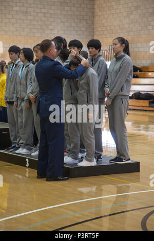 Us Air Force Maj. Tom Bellairs präsentiert das Team China im Basketball Meisterschaft der Welt militärische Frauen mit dritten Platz Medaillen während der 2016 Conseil International du Sport Militaire (CISM) Preisverleihung am Camp Pendleton, Calif., 29. Juli 2016. Die cism Meisterschaften gehostet werden rund um die Welt und eine Allee für die Vereinigten Staaten geben das positive Image mit wertvollen militärische Engagement durch Sport zu projizieren. (U.S. Marine Corps Foto von Cpl. Tyler S. Dietrich) Stockfoto