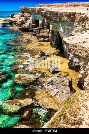 Höhlen und azurblauen Meer in Cape Greco, Zypern Insel. Stockfoto