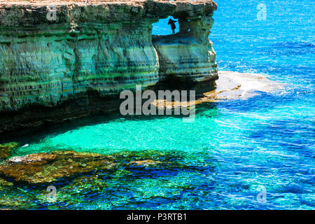 Schönen Höhlen und durchsichtig Meer in Ayia Napa, Zypern Insel. Stockfoto