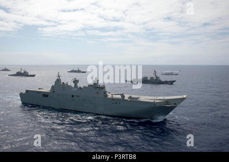 160728-N-SI 773-3609 PAZIFISCHER OZEAN (28. Juli 2016) der Royal Australian Navy Canberra Klasse schwimmfähige Schiff HMAS Canberra (L02) dämpft in enger Formation als eine der 40 Schiffe und u-Boote, die 13 internationale Partner Nationen während der Pacific Rim 2016. 26 Nationen, mehr als 40 Schiffe und u-Boote, mehr als 200 Flugzeugen und 25.000 Angestellte beteiligen sich an Rimpac vom 30. Juni bis 4. August, in und um die hawaiischen Inseln und Südkalifornien. Die weltweit größte internationale maritime Übung RIMPAC bietet eine einzigartige Gelegenheit, dass Training hilft den Teilnehmern fost Stockfoto