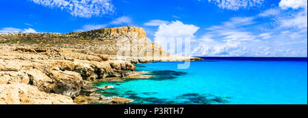 Naturpark Cape Greco, azurblaues Meer und einzigartige Steine, Zypern Insel. Stockfoto