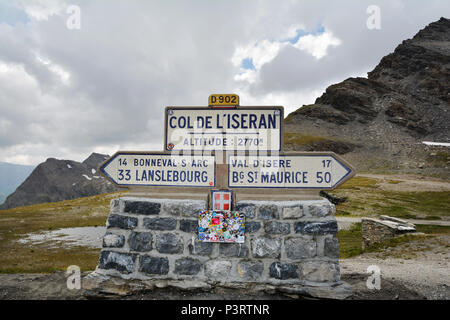 Wegweiser am Col de l'Iseran Mountain Pass in Frankreich, die höchsten asphaltierten Pass in den Alpen, Teil der Graian Alps, Departement Savoie, in der Nähe der Grenze Stockfoto