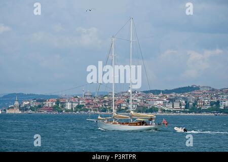 ISTANBUL, Türkei - 24. Mai: Blick auf einer Yacht segeln bis zum Bosporus in Istanbul Türkei am 24. Mai 2018 Stockfoto