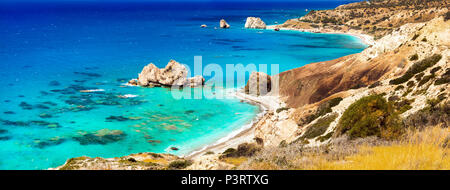 Schöne Petra tou Romiou Strand, Panoramaaussicht, Zypern Insel. Stockfoto