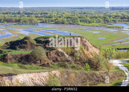 Antenne Landschaft panorama Blick auf Desna River mit überfluteten Wiesen und Felder. Blick vom hohen Ufer auf der jährlichen Frühjahrstagung Überlauf. Novgorod-Siversky, Ukraine. Stockfoto