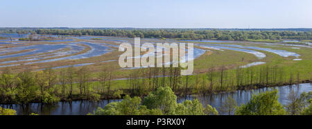 Antenne Landschaft panorama Blick auf Desna River mit überfluteten Wiesen und Felder. Blick vom hohen Ufer auf der jährlichen Frühjahrstagung Überlauf. Novgorod-Siversky, Ukraine. Stockfoto