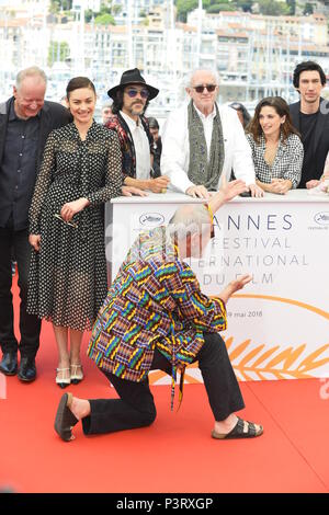 71St jährlichen Filmfestspiele von Cannes - "Der Mann, der getötet Don Quixote" - Fotoshooting mit: Terry Gilliam, Adam Treiber, Stellan Skarsgard, Jonathan Pryce, Jordi Molla, Oscar Jaenada, Sergi Lopez, Olga Kurylenko, Joana Ribeiro, Rossy De Palma Wo: Cannes, Frankreich Wann: 19. Mai 2018 Credit: Euan Kirsche / WANN Stockfoto