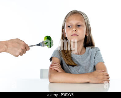 Ernährung & Gesunde Ernährung für Kinder gesunde Konzept essen. Kinder mögen Gemüse zu essen. Kleinen niedlichen Kind Mädchen weigern, gesund zu essen Stockfoto