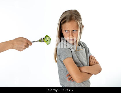 Ernährung & Gesunde Ernährung für Kinder gesunde Konzept essen. Kinder mögen Gemüse zu essen. Kleinen niedlichen Kind Mädchen weigern, gesund zu essen Stockfoto