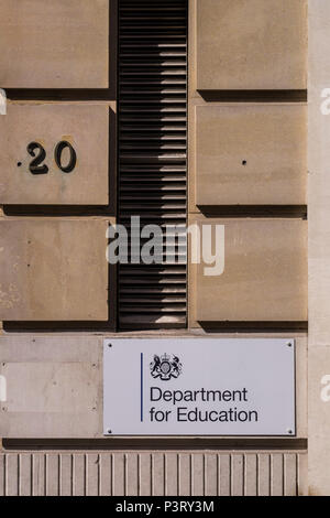 Abteilung für Bildung Typenschild außerhalb der auf große Smith Street, London, England, Großbritannien Stockfoto