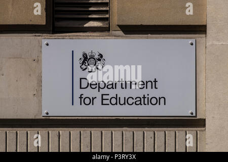 Abteilung für Bildung Typenschild außerhalb der auf große Smith Street, London, England, Großbritannien Stockfoto