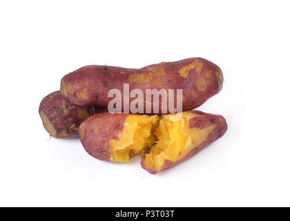 Ganze lila süsskartoffeln fotografiert auf einem weißen Hintergrund. Stockfoto