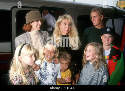 HOLLYWOOD, CA - 10. NOVEMBER: Cindy Landon, Sean Landon, Christopher B. Landon, Jennifer Landon und Familie Disney's Beauty & the Beast "Hollywood Premiere am 10. November 1991 im El Capitan Theatre in Hollywood, Kalifornien. Foto von Barry King/Alamy Stock Foto Stockfoto