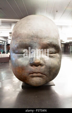 Skulptur - Kopf des Babys, Bahnhof in Madrid, Spanien Stockfoto