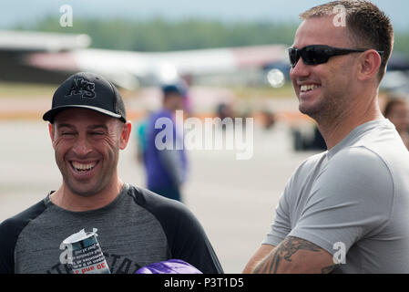Die Zuschauer lachen, während sie der Airshow während Arctic Thunder Open House, 31. Juli 2016 ansehen. Diese alle zwei Jahre stattfindende Veranstaltung durch die gemeinsame Basis Elmendorf-Richardson, Alaska, ist historisch die größte Veranstaltung in Staat und einer der führenden Antenne Demonstrationen in der ganzen Welt. Das Ereignis verfügt über mehr als 40 wichtige Interpreten und Boden wirkt die JBER Joint Forces, F-22 der US Air Force und US Navy Blue Angels Demonstrationen Teams, Juli 30.-31. (U.S. Air Force Foto von älteren Flieger Kyle Johnson) Stockfoto