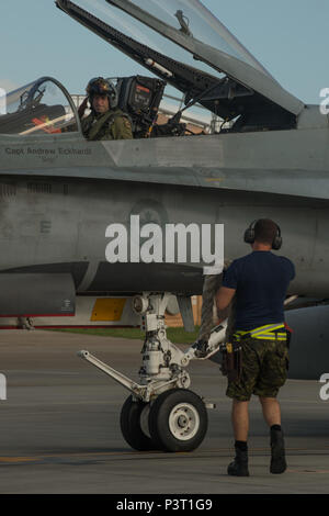 JOINT BASE Pearl Harbor - HICKAM (29 Juli 2016) - Oberst Darcy Molstad, Kommandeur der Task Force für Rim der Pazifik 2016, begrüßt eine Aviation System Techniker von einer CF-188 Hornet vor aus Joint Base Pearl Harbor - Hickam, Hawaii als Teil der RIMPAC 2016 nehmen. 26 Nationen, mehr als 40 Schiffe und u-Boote, mehr als 200 Flugzeugen und 25.000 Mitarbeiter an Rimpac vom 30. Juni bis 4. August, in und um die hawaiischen Inseln und Südkalifornien. Die weltweit größte internationale maritime Übung RIMPAC bietet eine einzigartige Ausbildung Gelegenheit, die hilft, Stockfoto