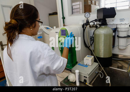 RIO DE JANEIRO, RJ - 27.10.2015: - LABORATÓRIOS EMBRAPA-Pesquisadora da Embrapa executando análise Química da Água para Desenvolvimento de fertilizante em laboratório. (Foto: André Horta/Fotoarena)