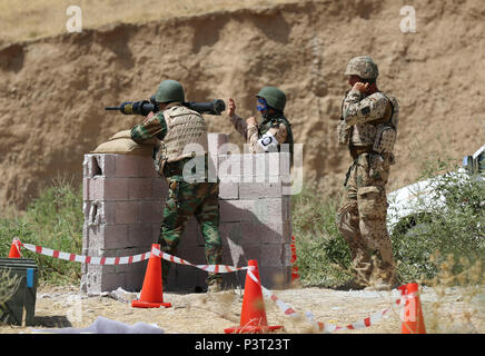 Ein deutscher Lehrer beobachtet Peshmerga Soldaten, wie sie sich vorbereiten, auf ein Ziel während der Panzerfaust 3 anti-tank Granatwerfer Ausbildung in der Nähe von Erbil, Irak, 20. Juli 2016. Diese Schulung wurde durchgeführt, um die peshmerga, um eine zusätzliche Funktion im Kampf gegen die Da'esh geben. Das Gebäude der Kapazitäten Aufgabe zielt darauf ab, die Fähigkeit der lokalen Kräfte, die Da'esh zu erhöhen. (U.S. Armee Foto von Sgt. Kalie Jones/Freigegeben) Stockfoto