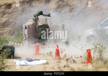 Ein peshmerga Soldat feuert eine Panzerfaust 3 anti-tank Granatwerfer während einer Übung in der Nähe von Erbil, Irak, 20. Juli 2016. Diese Schulung wurde durchgeführt, um die peshmerga, um eine zusätzliche Funktion im Kampf gegen die Islamischen Staat im Irak und der Levante. Das Gebäude der Kapazitäten Aufgabe zielt darauf ab, die Fähigkeit der lokalen Kräfte, die isil zu erhöhen. (U.S. Armee Foto von Sgt. Kalie Jones/Freigegeben) Stockfoto