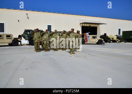 1. Sgt. Andrew R. Bonney, US-Armee Afrika zentrale Support Unternehmen first Sergeant, macht die italienische und die amerikanische Nationalhymne während eines Befehls Zeremonie an Caserma Del Din in Vicenza, Italien, 29. Juli 2016. (U.S. Armee Foto von visuellen Informationen Spezialist Antonio Bedin-/freigegeben) Stockfoto