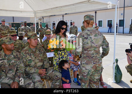 Frau von eingehenden Kommandant, Kapitän Jeremy K. Gálvez, erhält einen Strauß gelber Rosen von einem Soldaten während der Änderung des Befehls Zeremonie für die US-Armee Afrika zentrale Support Unternehmen an Caserma Del Din in Vicenza, Italien. (U.S. Armee Foto von visuellen Informationen Spezialist Antonio Bedin-/freigegeben) Stockfoto