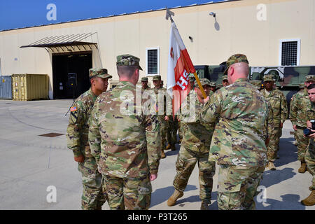 1. Sgt. Andrew R. Bonney, Mitte, übergibt die Guidon, Kapitän Nicholas F. Friseur-, Rechts, ausgehende Commander, die während eines Befehls Zeremonie für die US-Armee Afrika zentrale Support Unternehmen an Caserma Del Din in Vicenza, Italien, 29. Juli 2016. (U.S. Armee Foto von visuellen Informationen Spezialist Antonio Bedin-/freigegeben) Stockfoto