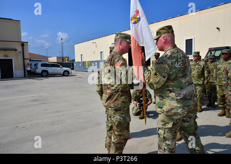 Kapitän Nicholas F. Friseur-, Rechts, übergibt die Guidon, Oberstleutnant Brett M. Medlin, Links, Kommandeur der US-Armee Afrika Hauptsitz und Sitz Bataillon, 29. Juli 2016, bei einem Befehl Zeremonie Sitz unterstützen Unternehmen bei der caserma Del Din in Vicenza, Italien. (U.S. Armee Foto von visuellen Informationen Spezialist Antonio Bedin-/freigegeben) Stockfoto