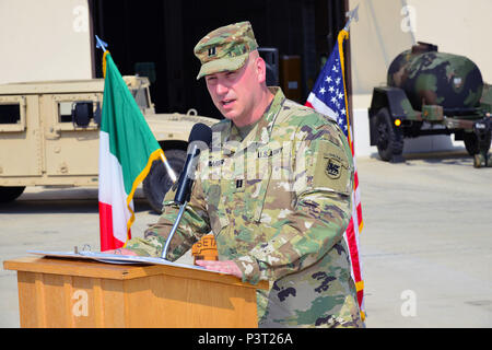 Ausgehende commander Kapitän Nicholas F. Friseur, US-Armee Afrika zentrale Support Unternehmen, gibt eine Rede, 29. Juli 2016, bei einem Befehl Zeremonie an Caserna Del Din in Vicenza, Italien. (U.S. Armee Foto von visuellen Informationen Spezialist Antonio Bedin-/freigegeben) Stockfoto