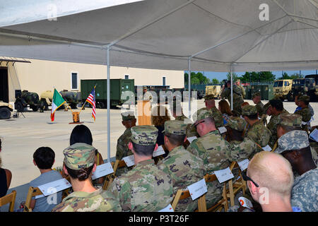 Eingehende commander Kapitän Jeremy K. Gálvez, US-Armee Afrika zentrale Support Unternehmen, gibt eine Rede, 29. Juli 2016, bei einem Befehl Zeremonie an Caserma Del Din in Vicenza, Italien. (U.S. Armee Foto von visuellen Informationen Spezialist Antonio Bedin-/freigegeben) Stockfoto