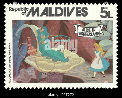 Republik Malediven - Stempel 1980: Colour Edition auf dem Walt Disney, zeigt Alice im Wunderland und Rauchen Caterpillar Stockfoto