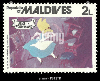 Republik Malediven - Stempel 1980: Colour Edition auf dem Walt Disney, zeigt Alice im Wunderland, die mit dem Schreiben von Zubehör Stockfoto