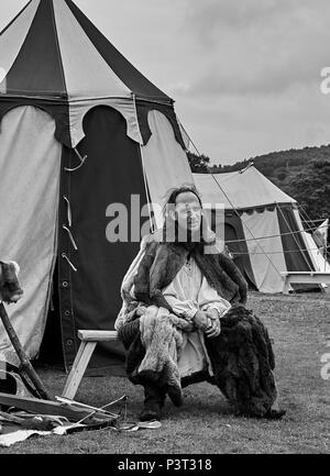 Ein Mitglied der Ritter von Longshanks außerhalb seiner Hütte am Caerphilly Big Cheese Festival Stockfoto