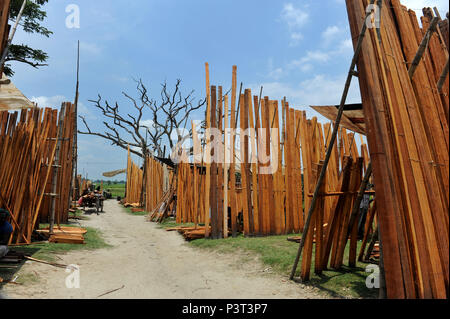 Narayanganj, Bangladesch Juni 05, 2016: Ein Bangladeshi Händler verkauft Holz in einem kleinen traditionellen Dorf Markt Narayanganj, in der Nähe von Dhaka, Bangladesch. Stockfoto