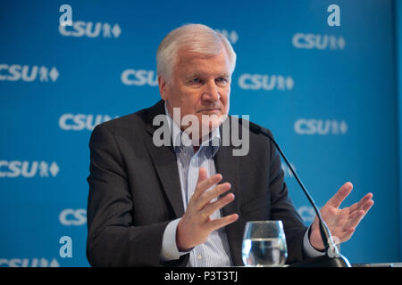 Der Bundesminister des Innern und der CSU-Vorsitzende Horst Seehofer spricht auf der Pressekonferenz. Die Christlich Soziale Union (CSU) hielt eine Vorstandssitzung, wo Sie über die besprochenen argumentieren mit der deutschen Kanzlerin Angela Merkel und ihr Christlich Demokratische Union über die Flüchtlingskrise und die Migration Master Plan (Masterplan Migration). (Foto von Alexander Pohl/Pacific Press) Stockfoto