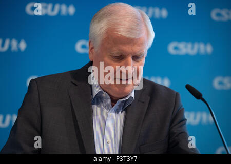 Bundesminister für Innenausstattung und der CSU-Vorsitzende Horst Seehofer spricht auf der Pressekonferenz. Die Christlich Soziale Union (CSU) hielt eine Vorstandssitzung, wo Sie über die besprochenen argumentieren mit der deutschen Kanzlerin Angela Merkel und ihr Christlich Demokratische Union über die Flüchtlingskrise und die Migration Master Plan (Masterplan Migration). (Foto von Alexander Pohl/Pacific Press) Stockfoto
