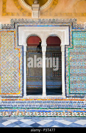 Fenster der Terrasse Principal in La Casa de Pilatos, Sevilla in Spanien. Stockfoto