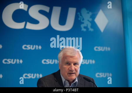 Bundesminister für Innenausstattung und der CSU-Vorsitzende Horst Seehofer spricht auf der Pressekonferenz. Die Christlich Soziale Union (CSU) hielt eine Vorstandssitzung, wo Sie über die besprochenen argumentieren mit der deutschen Kanzlerin Angela Merkel und ihr Christlich Demokratische Union über die Flüchtlingskrise und die Migration Master Plan (Masterplan Migration). (Foto von Alexander Pohl/Pacific Press) Stockfoto