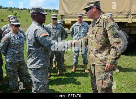 Command Sgt. Maj. Christopher Kepner, Command Sgt. Maj. der Army National Guard, spricht und gibt Münzen zu einer Gruppe von Soldaten, die in den 125 Multi Role Brücke Unternehmen aus Abbeville, S.C., während der übung Sabre Guardian 2016, 31. Juli an der Rumänischen Landstreitkräfte Combat Training Center in Cincu, Rumänien. Sabre Guardian ist eine multinationale militärische Übung mit rund 2.800 Soldaten aus zehn Nationen, darunter Armenien, Aserbaidschan, Bulgarien, Kanada, Georgien, die Republik Moldau, Polen, Rumänien, der Ukraine und den USA Die Ziele dieser Übung sind zu bauen Multinationale, initiereb Stockfoto