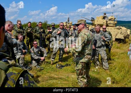 Direktor der Army National Guard, Generalleutnant Timothy Kadavy, spricht mit einer Gruppe von amerikanischen Soldaten, die aus 2.BATAILLON, 116 Cavalry Brigade Combat Team und kanadische Soldaten mit 1St Bataillon, Royal 22 Regiment von Quebec City, Kanada, während der übung Sabre Guardian 2016, 31. Juli an der Rumänischen Landstreitkräfte Combat Training Center in Cincu, Rumänien. Sabre Guardian ist eine multinationale militärische Übung mit rund 2.800 Soldaten aus zehn Nationen, darunter Armenien, Aserbaidschan, Bulgarien, Kanada, Georgien, die Republik Moldau, Polen, Rumänien, der Ukraine und den USA Die Ziele der Stockfoto