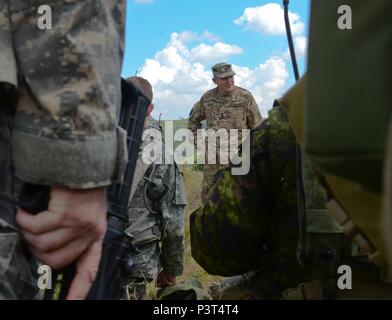 Command Sgt. Maj. Christopher Kepner, Command Sgt. Maj. der Army National Guard, spricht mit einer Gruppe von amerikanischen Soldaten, die aus 2.BATAILLON, 116 Cavalry Brigade Combat Team und kanadische Soldaten mit 1St Bataillon, Royal 22 Regiment von Quebec City, Kanada, während der übung Sabre Guardian 2016, 31. Juli an der Rumänischen Landstreitkräfte Combat Training Center in Cincu, Rumänien. Sabre Guardian ist eine multinationale militärische Übung mit rund 2.800 Soldaten aus zehn Nationen, darunter Armenien, Aserbaidschan, Bulgarien, Kanada, Georgien, die Republik Moldau, Polen, Rumänien, der Ukraine und der Stockfoto