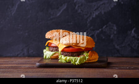 Foto von zwei frische Hamburger Stockfoto