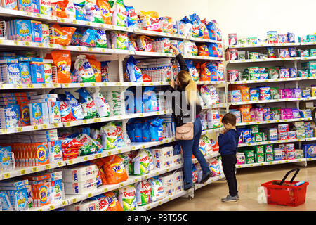 Auswahl der Waren im Haushalt shop Stockfoto