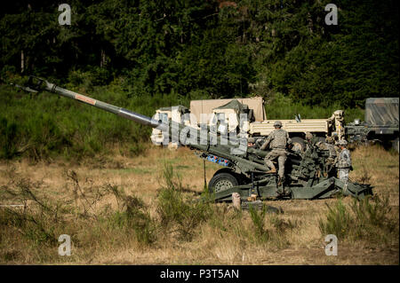 Soldaten in den 2 Bataillon zugeordnet, 17 Field Artillery Regiment "Stahl" vorbereiten, Ihre M777 Haubitze in den frühen Morgen, Joint Base Lewis-McChord, Juli 29. Die live-Fire Training war der Höhepunkt am letzten Tag der Stahl Feuer Führer Kurs 2.0. (Foto: Staff Sgt. Michael K. Selvage, 7 Infanterie Division Public Affairs NCO) (freigegeben) Stockfoto