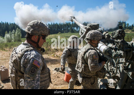 Soldaten in den 2 Bataillon zugeordnet, 17 Field Artillery Regiment "Stahl" unterstützen in den letzten Teil der Stahl Feuer Führer Kurs 2.0 von Feuern präzise abgerundet, an Joint Base Lewis-McChord, Juli 29. Der Zweck der zwei-wöchigen Kurs wurde ein Standard für Taktiken, Techniken und Verfahren des Führer über das Bataillon zu haben. (Foto: Staff Sgt. Michael K. Selvage, 7 Infanterie Division Public Affairs NCO) (freigegeben) Stockfoto