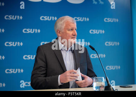 Bundesminister für Innenausstattung und der CSU-Vorsitzende Horst Seehofer spricht auf der Pressekonferenz. Die Christlich Soziale Union (CSU) hielt eine Vorstandssitzung, wo Sie über die besprochenen argumentieren mit der deutschen Kanzlerin Angela Merkel und ihr Christlich Demokratische Union über die Flüchtlingskrise und die Migration Master Plan (Masterplan Migration). (Foto von Alexander Pohl/Pacific Press) Stockfoto