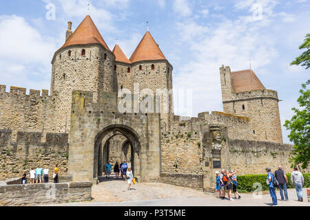 Die mittelalterliche Cité von Carcassonne, Französisch Departement Aude, Occitanie Region, Frankreich. Die Narbonne Tor. Stockfoto